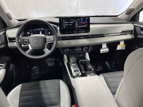 New 2025 Mitsubishi Outlander SE image 10