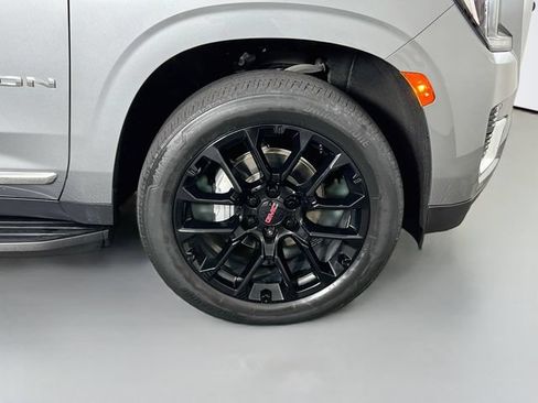Used 2023 GMC Yukon XL SLT AWD/4WD image 41