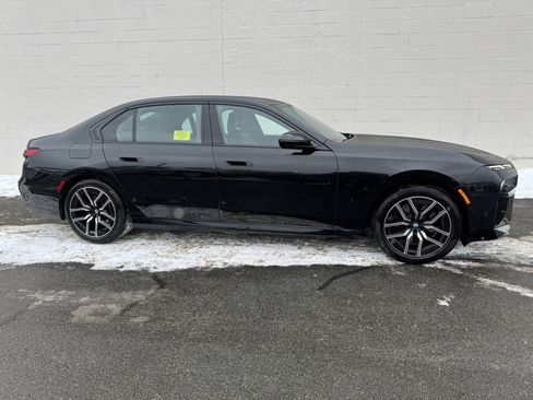 Used 2025 BMW 740i xDrive image 5