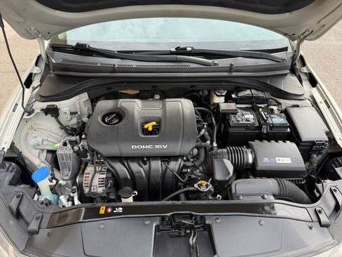 Used 2017 Hyundai Elantra SE image 21