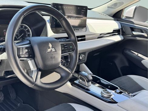 Used 2025 Mitsubishi Outlander SE FWD image 21