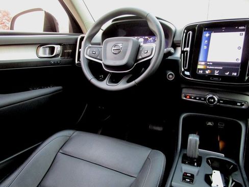 Used 2020 Volvo XC40 T5 Momentum w/ Protection Package Premier image 19