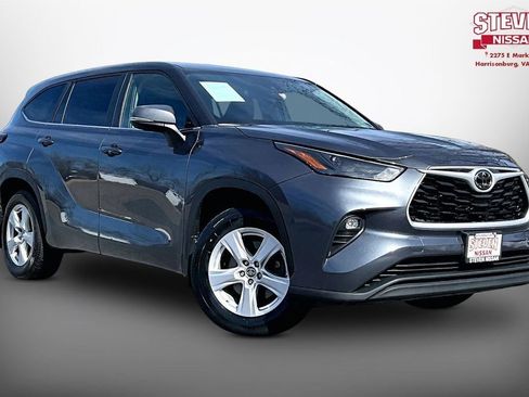 Used 2024 Toyota Highlander LE image 1