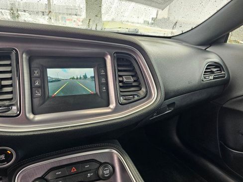 Used 2015 Dodge Challenger SXT image 30