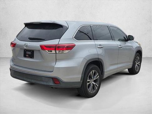 Used 2017 Toyota Highlander LE image 4