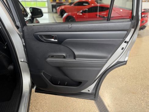 Used 2022 Toyota Highlander XLE AWD/4WD image 23
