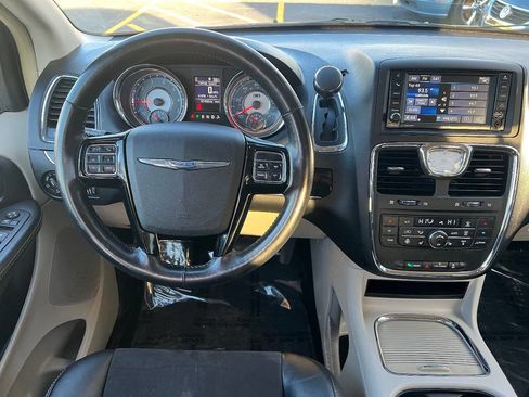 Used 2014 Chrysler Town & Country Touring-L image 38