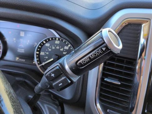 Used 2021 Nissan Titan SV w/ SV Convenience Package image 12