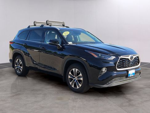Used 2022 Toyota Highlander XLE AWD/4WD image 29