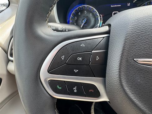 Used 2022 Chrysler Pacifica Touring-L FWD image 14