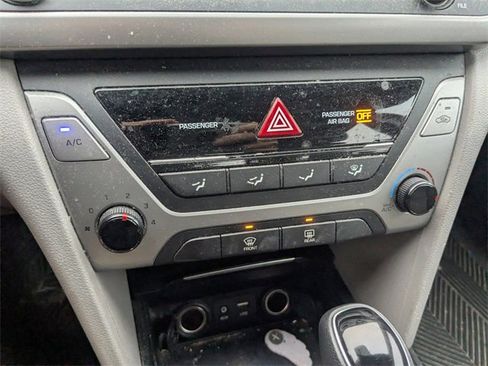 Used 2017 Hyundai Elantra SE image 18