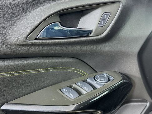 Used 2024 Chevrolet Trax LT w/ Sunroof Package image 17