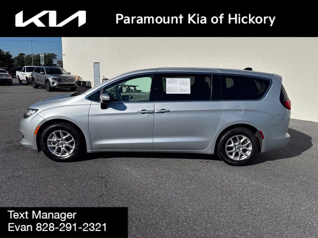 Used 2023 Chrysler Voyager LX FWD image 4