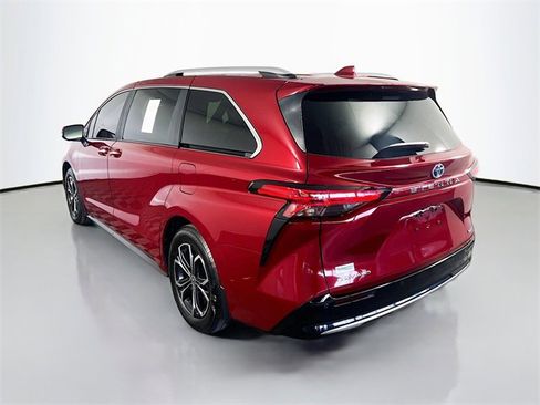 Used 2025 Toyota Sienna Platinum image 5