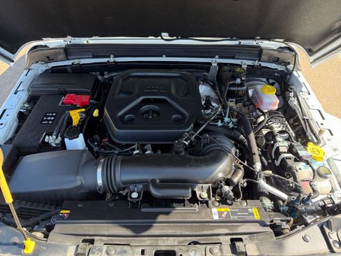 Used 2025 Jeep Wrangler Sahara image 31