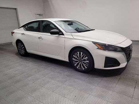 Used 2025 Nissan Altima 2.5 SV FWD image 11