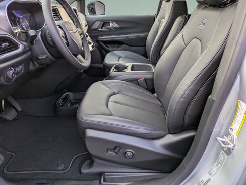 New 2026 Chrysler Pacifica Select w/ S Appearance Package image 17