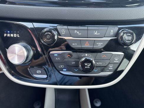 Used 2023 Chrysler Pacifica Touring-L FWD image 18