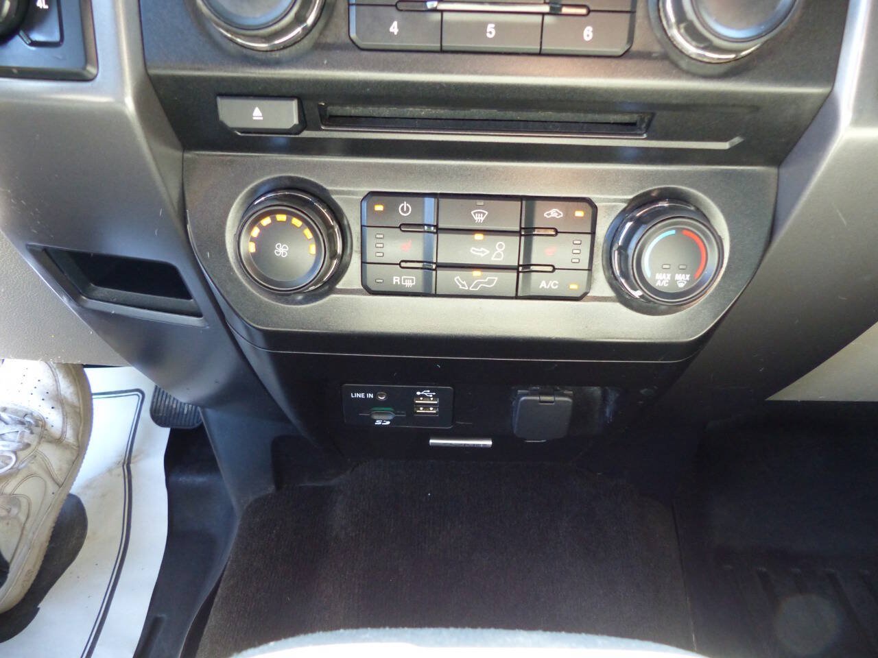 Used 2015 Ford F150 XLT w/ Equipment Group 302A Luxury AWD/4WD image 39