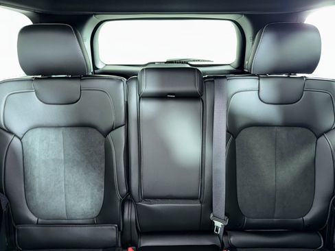 New 2025 Jeep Grand Cherokee Altitude image 6