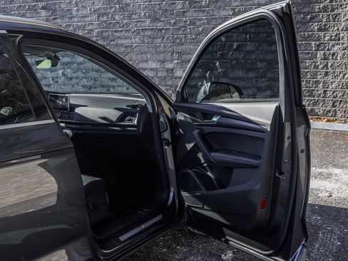 Used 2020 Audi Q5 e Prestige w/ Prestige Package image 15