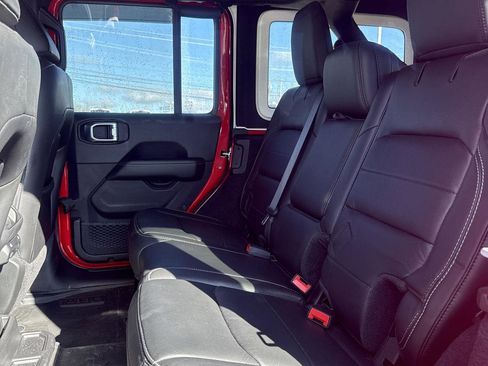 Used 2019 Jeep Wrangler Unlimited Sahara image 7