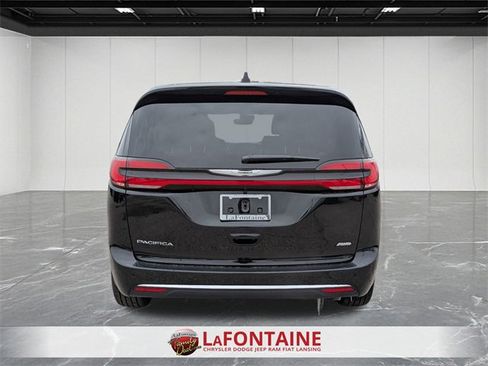 New 2026 Chrysler Pacifica Select image 4