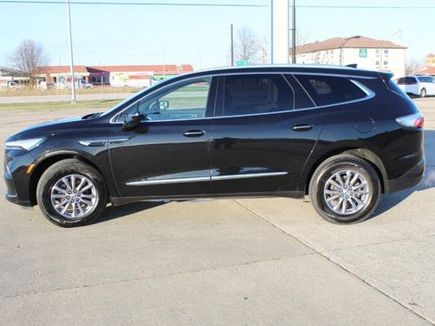 Used 2023 Buick Enclave Essence image 6