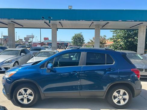 Used 2019 Chevrolet Trax LT w/ LPO, Cargo Package FWD image 2