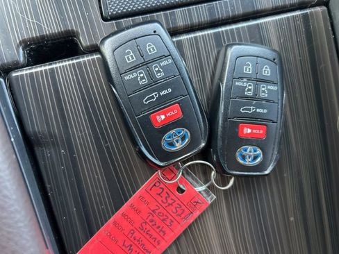 Used 2023 Toyota Sienna Platinum image 29