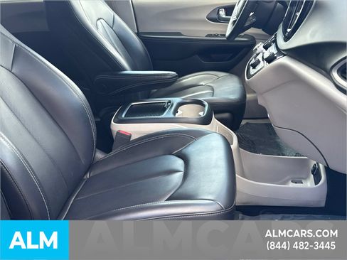 Used 2023 Chrysler Pacifica Touring-L FWD image 15