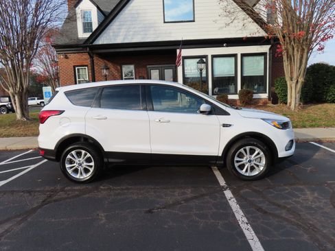 Used 2019 Ford Escape SE image 9