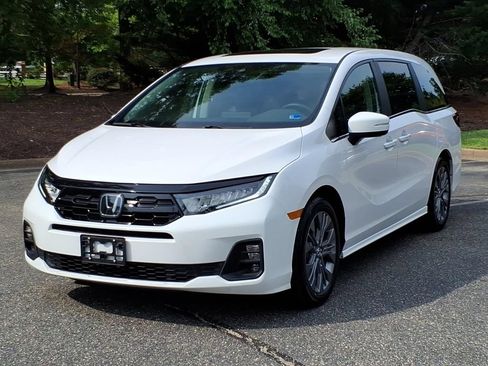 Used 2025 Honda Odyssey Touring image 5