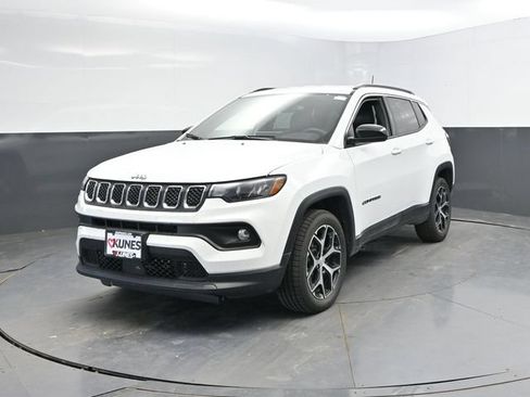 Used 2024 Jeep Compass Latitude AWD/4WD image 6