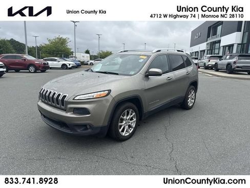 Used 2017 Jeep Cherokee Latitude FWD image 1