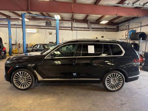 Used 2023 BMW X7 xDrive40i w/ Premium Package image 2