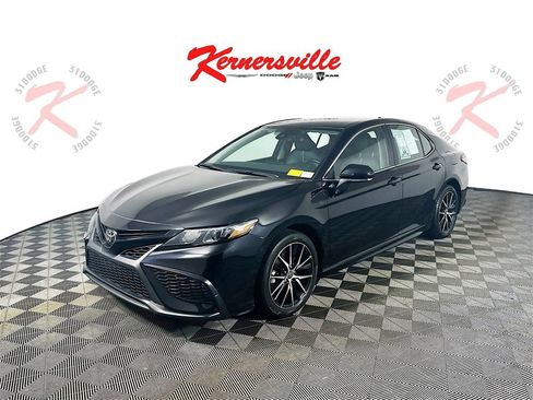 Used 2024 Toyota Camry SE image 3