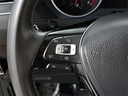 Used 2021 Volkswagen Tiguan SE w/ Panoramic Sunroof Package image 26