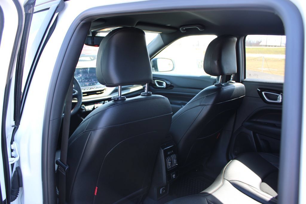 Used 2025 Jeep Compass Trailhawk AWD/4WD image 24
