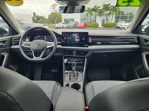Used 2025 Volkswagen Jetta SE FWD image 2