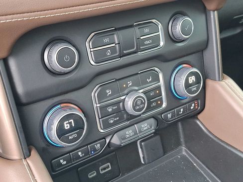 Used 2023 Chevrolet Suburban High Country w/ LPO, Illumination Package AWD/4WD image 17