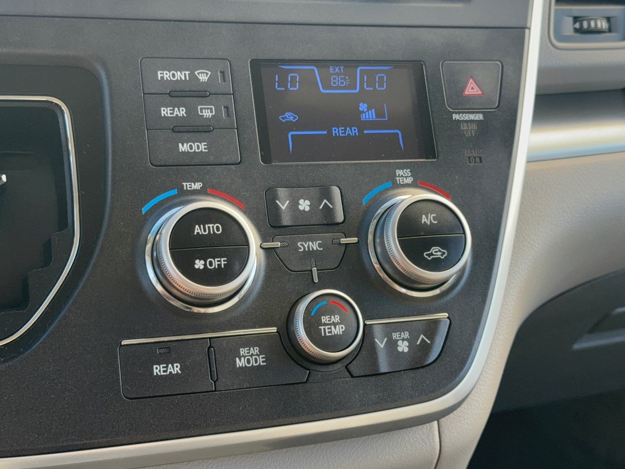 Used 2015 Toyota Sienna LE FWD image 22