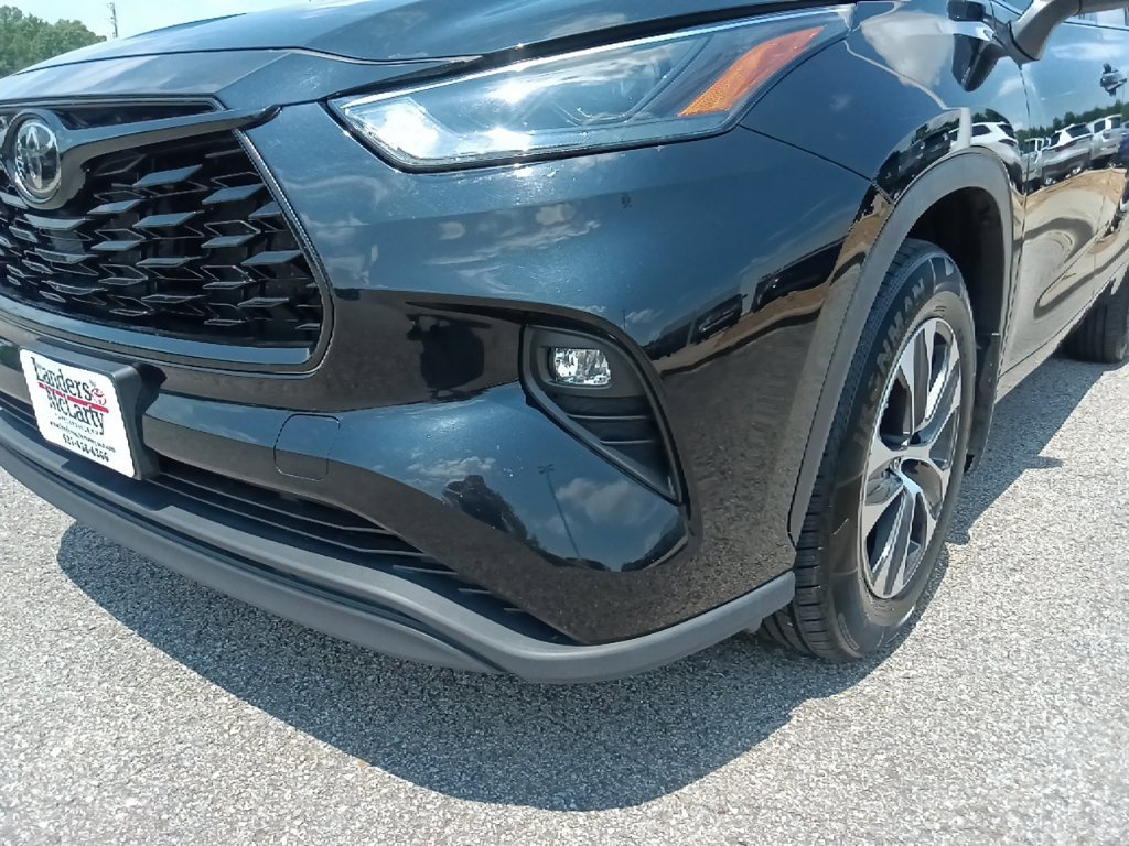 Used 2022 Toyota Highlander XLE AWD/4WD image 9