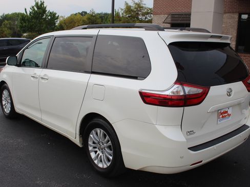 Used 2017 Toyota Sienna XLE w/ XLE Navigation Package FWD image 8