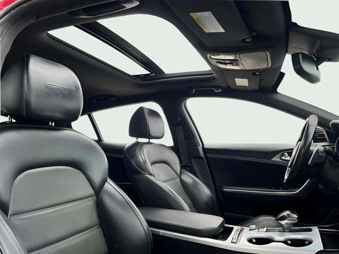 Used 2018 Kia Stinger GT2 image 22