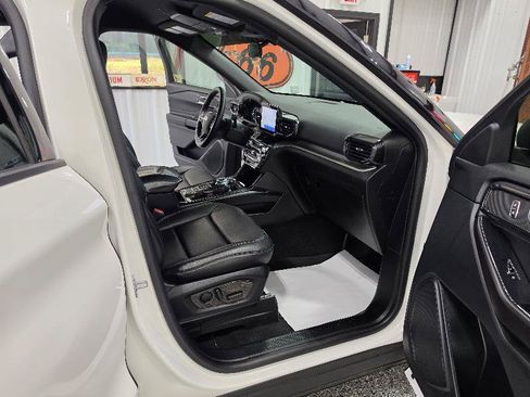 Used 2020 Ford Explorer XLT w/ Equipment Group 202A RWD image 11