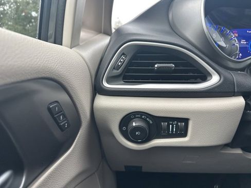 Used 2022 Chrysler Pacifica Touring-L w/ Uconnect Theater Family Group image 10