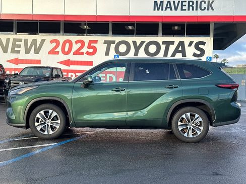 Used 2024 Toyota Highlander XLE image 2