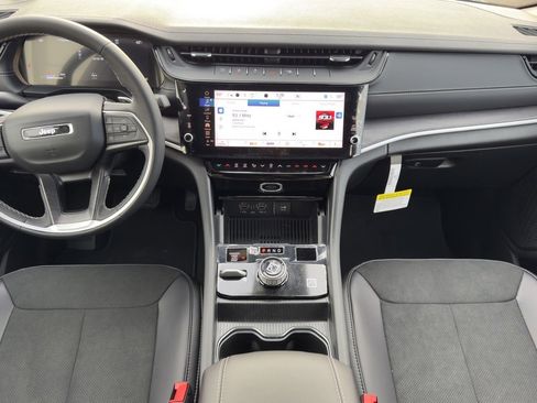 New 2026 Jeep Grand Cherokee Altitude image 11