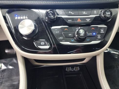 Used 2023 Chrysler Pacifica Limited FWD image 20